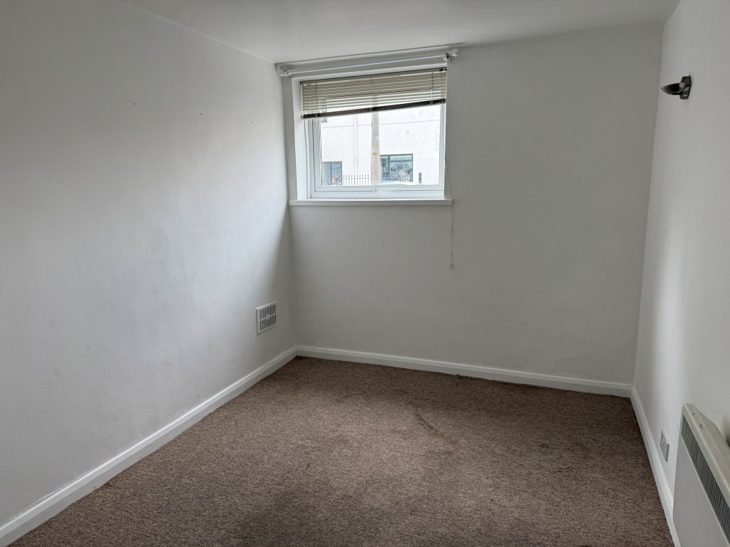 Lot: 135 - TWO-BEDROOM FLAT JUST OFF THE SEAFRONT - Front bedroom 2 with window